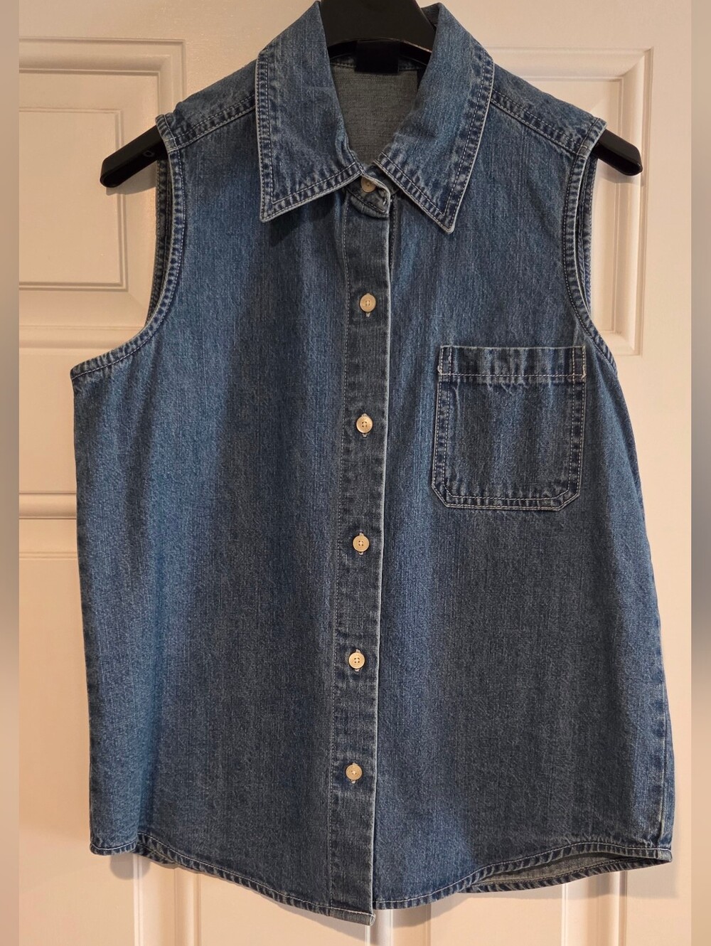 GAP Sleeveless Denim Button-Down Shirt in Blue